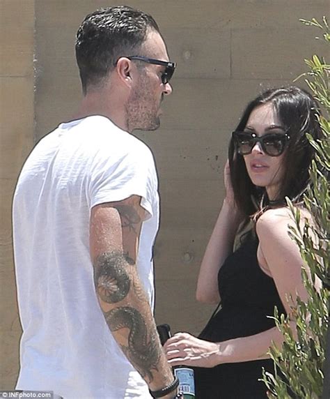 Megan Fox Shows off Baby Bump in a Colorful Naked Dress:。